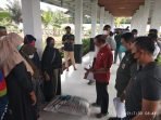 SERUYAN PENYERAHAN: Bupati Seruyan Yulhaidir (baju merah) saat penyerahan bantuan hibah sarana dan prasarana perikanan, pekan lalu. (FOTO: YADI UNTUK KALTENG POS)