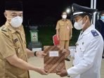 SERUYAN -- menyerahkan SK pelantikan kades PENYERAHAN: Bupati Seruyan, Yulhaidir (kiri) menyerahkan SK pelantikan kades saat acara pelantikan, Selasa (3/8). (FOTO: YADI UNTUK KALTENG POS)