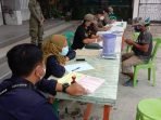 TENGAH-Petugas Satgas Covid