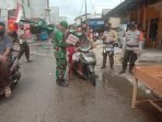 UTAMA-Jajaran Koramil 1014 Kumai EDUKASI: Babinsa Kelurahan Kumai Hulu Kopda Agus Tarmudi, Koramil 1014 - 02/Kumai bersama tim gabungan memberikan edukasi protokol kesehatan Covid-19 kepada masyarakat yang sedang melintas di jalan Bendahara dan Pasar Cempaka, Kecamatan Kumai, Kabupaten Kobar, (20/8). (FOTO: PENREM 102/Pjg)