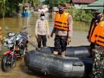 UTAMA-Menggunakan Perahu Karet PANTAU: Danramil 04/Arut Utara Lettu Czi Yunus bersama anggotanya turun langsung menggunakan perahu karet Kodim 1014 /Pbn memantau kondisi banjir di wilayah Kecamatan Arut Utara. (FOTO: PENREM 102/Pjg)