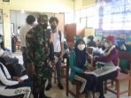 UTAMA-TNI AD Kembali Gelar Vaksinasi Untuk Pelajar di Palangka Raya VAKSINASI PELAJAR: Ratusan pelajar bergantian antre mengikuti vaksinasi Covid-19 di Aula SMAN 1 Kota Palangka Raya, Senin (23/8). (FOTO: PENREM 102/Pjg)