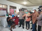 UTAMA VAKSIN METROPOLIS VAKSINASI: Kapolda Kalteng Irjen Pol. Dr. Dedi Prasetyo bersama sejumlah pejabat utama meninjau vaksinasi di Kelurahan Panarung. (FOTO: HUMAS POLDA KALTENG UNTUK KALTENG POS)