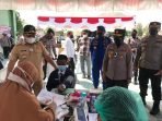 UTAMA-Vaksinasi Santri VAKSINASI: Bupati Kotim, H Halikinnor mendampingi Wakapolda Kalteng, Brigjen Pol Ida Oetari Poernamasasi meninjau proses vaksinasi yang diperuntukan bagi santri, Selasa (3/8). (FOTO: AJUDAN UNTUK KALTENG POS)