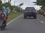 05092021--metro--utama BERBAHAYA : Pengendara motor ini terbilang nekat membonceng anaknya dengan posisi sangat berbahaya di jalan menuju Kumai, Minggu (5/9). (FOTO: SONY/KALTENG POS )
