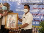 06092021--metro--tengah OKEEEE BERPRESTASI: Kasatereskrim Polres Kapuas AKP Kristanto Situmeang saat menerima penghargaan dari Ketua Komisi Nasional Perlindungan Anak, Arist Merdeka Sirait di Jakarta, Jumat (3/9). (DOK. PRIBADI)