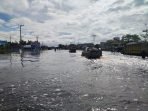 07092021--dprd katingan-- SEMAKIN TINGGI: Bencana banjir masih terjadi di wilayah Kota Kasongan. Kondisi air semakin tinggi dari sebelumnya, Selasa (7/9). (FOTO: ERI/ KALTENG POS)
