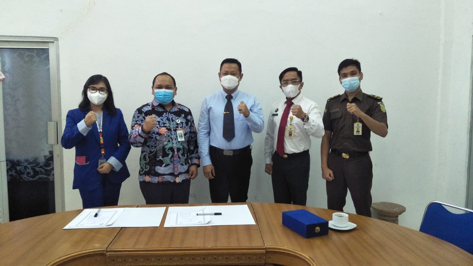 15092021 UTAMA KEJAKSAAN KESEPAKATAN BERSAMA: Kajari Pulpis Dr Priyambudi SH MH (tengah) dan Pimpinan Cabang Bank Kalteng Pulpis Ebed Kadarusman (dua dari kiri) seusai melakukan penandatanganan MoU tentang penanganan masalah hukum bidang perdata dan Tata Usaha Negara, Rabu (15/9). (FOTO: KEJARI PULPIS UNTUK KALTENG POS)