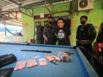 PEMUDA PONTON DIAMANKAN POLISI SAAT SOSIALISASI DIAMANKAN: Salah seorang pemuda diamankan bersama barang bukti oleh Ditresnarkoba Polda Kalteng di lokasi yang disinyalir tempat peredaran narkoba di Komplek Ponton, Selasa (28/9). (FOTO: DENAR/KALTENG POS)