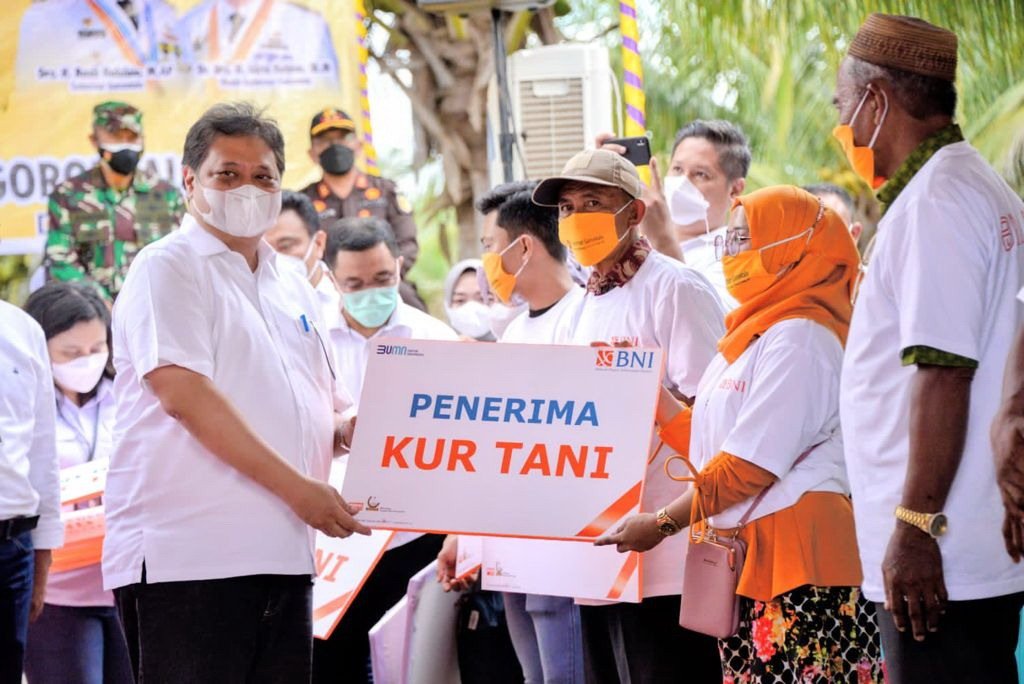 LAWATAN KERJA: Menko Airlangga menyerahkan secara simbolis Kredit Usaha Rakyat (KUR) kepada para petani jagung. (FOTO: HUMAS UNTUK KALTENG POS)