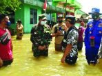 ATAS-Dandim 1015 DISKUSI: Dandim 1015/Sampit Letkol Czi Akhmad Safari saat berdiskusi dengan Gubernur Kalteng H Sugianto Sabran di sela peninjauan sekaligus memberikan bantuan sembako kepada warga korban banjir di Kecamatan Mentaya Hulu, Kabupaten Kotim, Selasa (7/9). (FOTO: PENREM 102/Pjg)