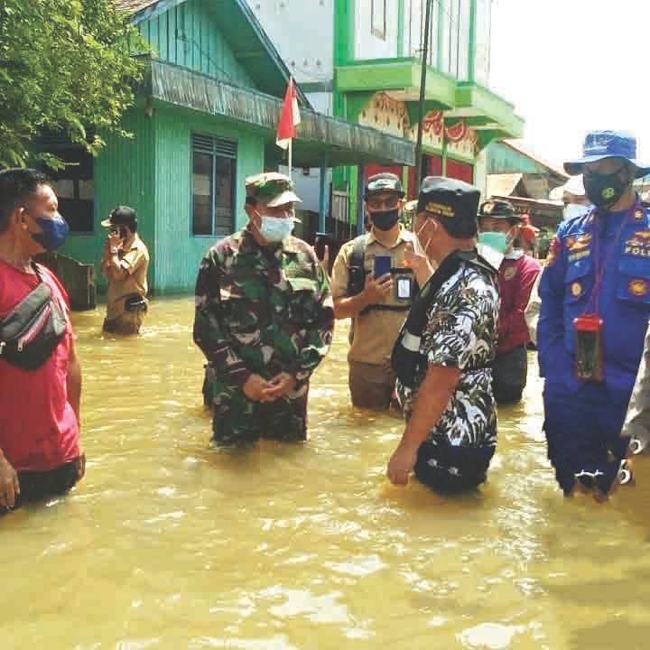 DISKUSI: Dandim 1015/Sampit Letkol Czi Akhmad Safari saat berdiskusi dengan Gubernur Kalteng H Sugianto Sabran di sela peninjauan sekaligus memberikan bantuan sembako kepada warga korban banjir di Kecamatan Mentaya Hulu, Kabupaten Kotim, Selasa (7/9). (FOTO: PENREM 102/Pjg)