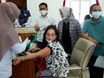 DPRD BARSEL PERTAMA : Ketua Komisi II DPRD Barito Selatan Ensilawatika Wijaya SE untuk pertama kalinya disuntik vaksin Covid-19 di lingkungan DPRD Barsel, beberapa waktu lalu. (FOTO: HUMAS SETWAN UNTUK KALTENG POS)