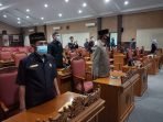 DPRD KOTIM 06 Sept 2021 RAPAT: Anggota Komisi III DPRD Kotawaringin Timur H Ramli (kiri) saat menghadiri rapat paripurna, belum lama ini. (FOTO: BAHRI/KALTENG POS)