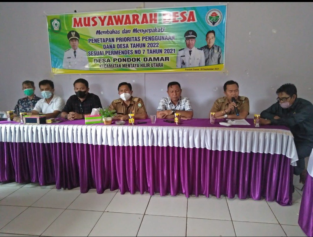 MUSDES: Wakil Ketua I DPRD Kotawaringin Timur H Rudianur (tiga dari kanan) saat menghadiri musyawarah desa (musdes) di Desa Pondok Damar, Kecamatan Mentaya Hilir Utara, Selasa (28/9) lalu. (FOTO: DPRD UNTUK KALTENG POS)