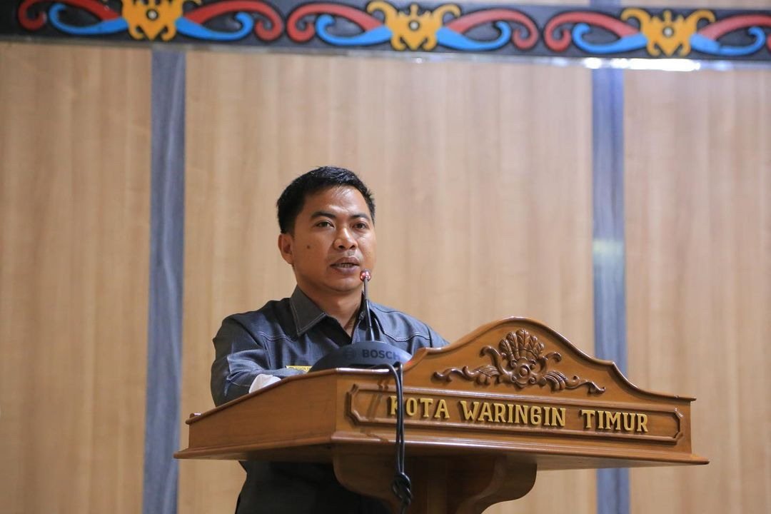 SAMPAIKAN : Anggota DPRD Kotawaringin Timur Riskon Fabiansyah saat menyampaikan hasil reses di dapil I pada rapat paripurna, Selasa (28/9). (FOTO :BAHRI/KALTENG POS)