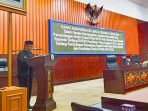DPRD MURA SAMPAIKAN JAWABAN: Wabup Mura, Rejikinoor menyampaikan jawaban pemerintah terhadap pemandangan umum fraksi-fraksi di DPRD, terhadap tiga Raperda dalam rapat paripurna, Selasa (14/9). (FOTO: DADANG/KALTENG POS)