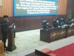 DPRD MURA SAMPAIKAN CATATAN: Juru Bicara Fraksi Nasdem DPRD Mura, H Fahriadi menyampaikan pemandangan umum dalam rapat paripurna dewan, baru-baru ini. (FOTO: DADANG/KALTENG POS)
