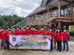FORDAYAK DUKUNGAN: Anggota Fordayak Kota Palangka Raya menenteng spanduk dukungannya kepada Polri. (FOTO: HUMAS UNTUK KALTENG POS)