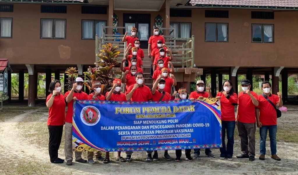 DUKUNGAN: Anggota Fordayak Kota Palangka Raya menenteng spanduk dukungannya kepada Polri. (FOTO: HUMAS UNTUK KALTENG POS)