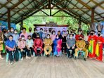 Foto DPRD Kalteng reses waket DPRD KALTENG RESES PERSEORANGAN: Wakil Ketua III DPRD Kalimantan Tengah Hj Faridawaty Darland Atjeh (duduk tiga dari kanan) saat melaksanakan reses perseorangan ke Kecamatan Tewah, Kabupaten Gunung Mas, Kamis (2/9). (FOTO: ISTIMEWA)