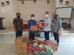 Foto DPRD Kotim BERIKAN BANTUAN: Anggota DPRD Kotawaringin Timur Hendra Sia menyerahkan bantuan sembako untuk korban banjir di empat kecamatan di wilayah utara Kotim, Rabu (8/9). (FOTO: DPRD UNTUK KALTENG POS )