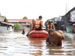 BANJIR KATINGAN BELUM SEPENUHNYA SURUT: Warga melintasi area banjir di Jalan Bungai, Kasongan Lama, Kabupaten Katingan, Kamis (9/9). Foto kanan, Kapolda Kalteng dan Danrem 102/Pjg saat menyerahkan bantuan kepada para pengungsi. (FOTO: AGUS PRAMONO/KALTENG POS)