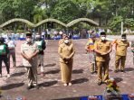 KOBAR SALURKAN BANTUAN : Bupati Kotawaringin Barat Hj Nurhidayah dan Wakil Bupati Achmadi Riansyah foto bersama forkopimda usai menyalurkan bantuan bagi para korban banjir di Kantor Dishub Kobar, belum lama ini. (FOTO: SONY/KALTENG POS )