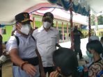 KUNJUNGAN GUBERNUR KE MURA BERI DUKUNGAN: Bupati Mura Perdie M Yoseph mendampingi Gubernur Kalteng Sugianto Sabran memantau jalannya vaksinasi massal bagi pelajar di SMAN 1 Murung, Sabtu (18/9). (FOTO: DADANG/KALTENG POS)