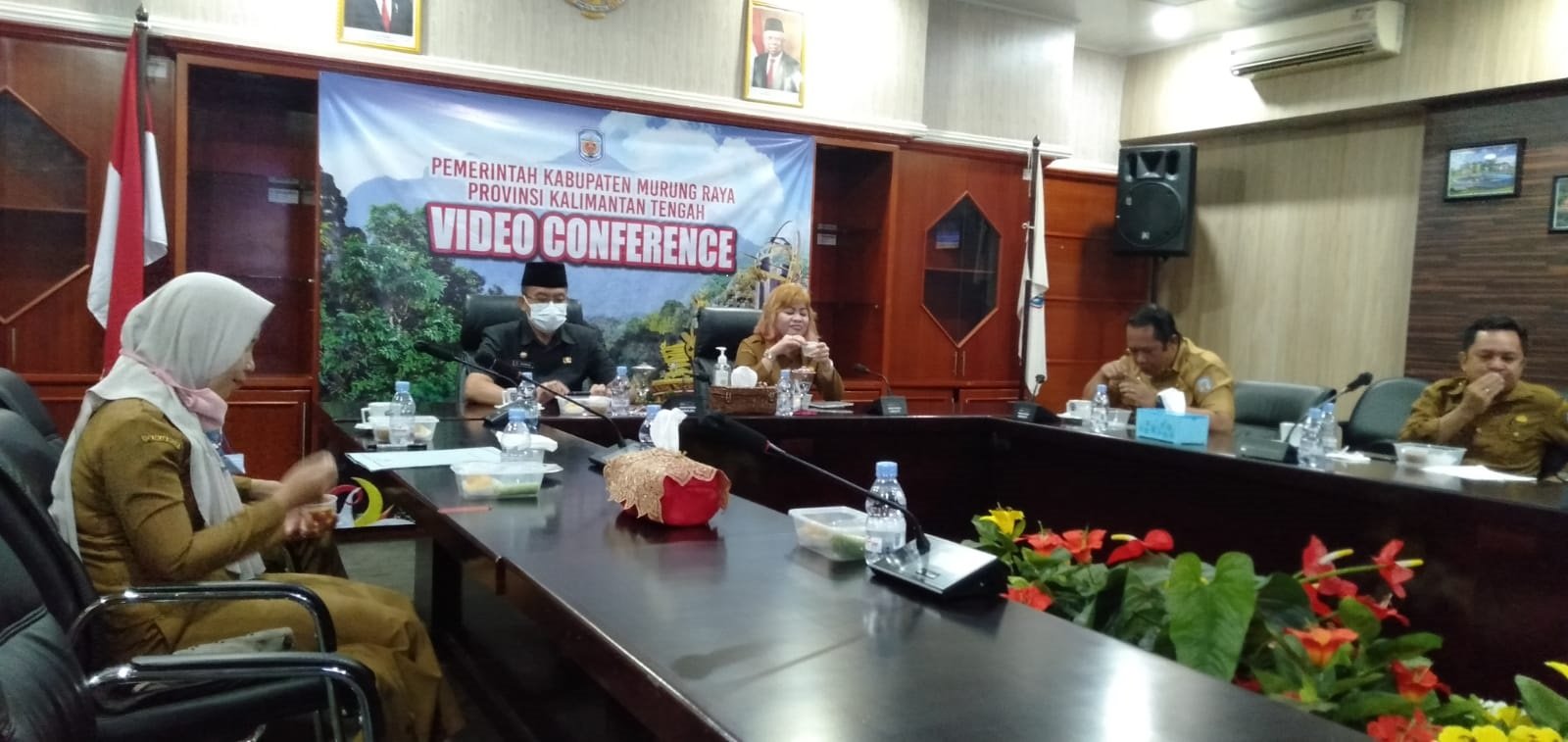 OPEN MURA MENYIMAK: Sekda Mura Hermon (kiri depan) mengikuti Rakernas Akuntansi dan Pelaporan Keuangan Pemerintah tahun 2021 secara virtual, Selasa (14/9). (FOTO: DISKOMINFO UNTUK KALTENG POS)