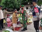 OPEN UTAMA-Babinsa Koramil 1015 IMBAUAN: Babinsa Koramil 1015-03/Katingan Hilir Sertu Sutiono tak bosan bosannya mengingatkan warga masyarakat yang beraktivitas di luar agar tetap mematuhi prokes, Rabu (1/9). (FOTO: PENREM 102/Pjg)
