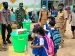 OPEN UTAMA-Babinsa Koramil 1015 PTM PANTAU: Babinsa Koramil 1015-12/Parenggean Sertu Sarmidi bersama tim gabungan meninjau kesiapan PTM di beberapa sekolah di wilayah Desa Mekar Jaya, Selasa (31/8). (FOTO: PENREM 102/Pjg)