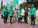 OPEN UTAMA-Persit KCK PD XII BERBAGI: Ketua Persit KCK PD XII/Tpr, Ny. Ely Nur Rahmad didampingi Ny. Nency Purwo Ketua Persit KCK Koorcabrem 102/Pjg menyalurkan bantuan berupa sembako kepada warga kurang mampu di wilayah sekitar wisata Bukit Batu Kasongan, Rabu (8/9). (FOTO: PENREM 102/Pjg