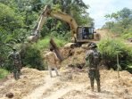 OPEN UTAMA-Satgas TMMD Bangun Jembatan Penghubung di Desa Kampuri JEMBATAN: Satgas TMMD ke-112 membangun jembatan penghubung pada sasaran utama pembukaan jalan di Kelurahan Kampuri, Selasa, (28/9). (FOTO: PENREM 102/Pjg)