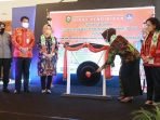 Sarasehan GP3M PEMBUKAAN: Wabup Kotim, Irawati memukul gong tanda dibukanya gebyar dan sarasehan gerakan pendidikan pemberdayaan perempuan mandiri (GP3M), Rabu (15/9). )(FOTO: HUMAS KOTIM)
