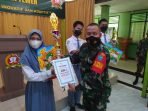 POJOK ATAS-Gali Talenta Generasi Muda JUARA: Kasdim 1013/Muara Teweh Mayor Inf Mahsun Abadi Sag menyerahkan piala kepada juara satu lomba melukis tingkat SMA, Rabu (29/9). (FOTO: PENREM 102/Pjg)