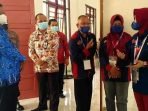 SERUYAN SELEKSI: Sekda Seruyan Djainuddin Noor (tengah) meninjau pelaksanaan seleksi CPNS, Jumat (17/9). (FOTO: YADI KALTENG POS)