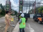 UTAMA-Gerbang Sahatai GERBANG SAHATI: Bupati Kabupaten Kotim H Halikinnor meninjau perbaikan gerbang sahati, Senin (20/9). (FOTO: BAHRI/KALTENGPOS)