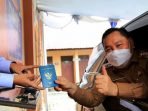 DRIVE THRU PASPOR DRIVE THRU: Bupati Kotim, H Halikinnor uji coba layanan pembuatan paspor drive thru di Kantor Imigrasi Sampit, Selasa (14/9). (FOTO: HUMAS KOTIM)