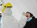 Swab-PCR-Dery-Ridwansah-6 TES PCR: Petugas Kesehatan mengambil sampel usap warga saat mengikuti tes swab PCR di kantor Kecamatan Pancoran Mas, Depok, Jawa Barat, Selasa (5/1/2020). (Dery Ridwansah/ JawaPos.com)