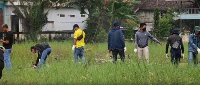 Foto pemkab batara bersihkan lapangann