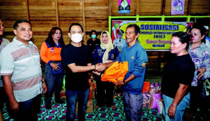 PEDULI: Wali Kota Palangka Raya, Fairid Naparin mengunjungi warga yang rumahnya terdampak ablasi dan salurkan 50 paket sembako untuk warga di Flamboyan Bawah, Sabtu (7/1).