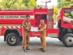 WASPADA KARHUTLA WASPADA KARHUTLA: Plt Kadishut Kalteng HM Agustan Saining (kanan) menyerahkan sarpras yang digunakan untuk mengantisipasi karhutla kepada Brigdalkarhutla UPH KPH di kantor Dishut, Selasa (24/1).