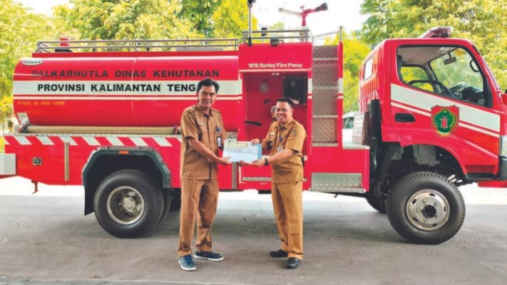 WASPADA KARHUTLA: Plt Kadishut Kalteng HM Agustan Saining (kanan) menyerahkan sarpras yang digunakan untuk mengantisipasi karhutla kepada Brigdalkarhutla UPH KPH di kantor Dishut, Selasa (24/1).