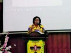 Wakil Bupati Gumas Efrensia LP Umbing ketika memberi arahan dalam kegiatan forum konsultasi publik dalam rangka penyempurnaan rancangan awal RKPD tahun 2024.