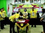 Wakil Bupati Gunung Mas Efrensia LP Umbing menyaksikan penandatanganan kick off pengadaan barang dan jasa lingkup Pemerintah Kabupaten Gunung Mas, Senin (16/1).