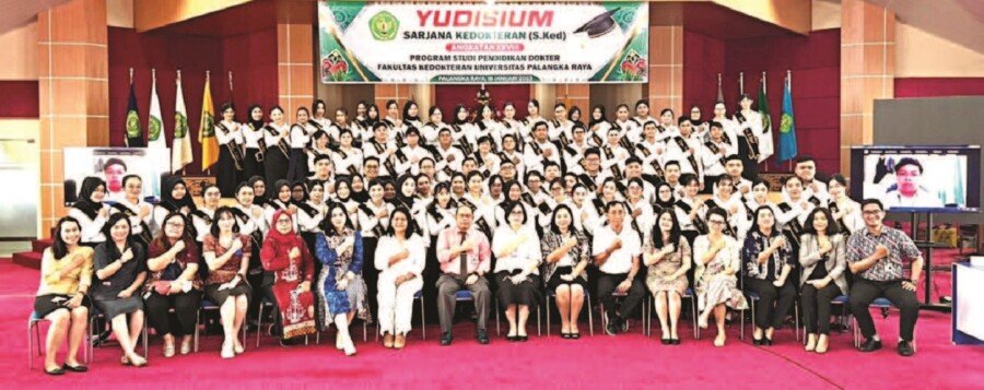 YUDISIUM: Para mahasiswa program sarjana kedokteran dan profesi dokter FK UPR mengikuti yudisium, Senin (16/1).
