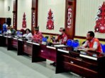 bappeda PIMPIN: Bupati Kapuas Ben Brahim S Bahat memimpin secara langsung rapat awal persiapan menyambut kegiatan hari jadi ke-217 Kota Kuala Kapuas dan HUT ke-72 pemkab yang diikuti oleh sejumlah kepala PD terkait, di aula kantor bappeda setempat, Jumat (6/1).