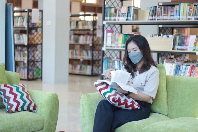 viola-kutu-buku KUTU BUKU: Viola Angelia Mahareta, memilih perpustakaan menjadi tempat menghilangkan kebosanan.