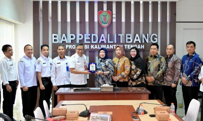 bapperida Kepala Bapperida Provinsi Kalteng Leonard S. Ampung bersama Ketua DPRD Barito Utara Mery Rukaini